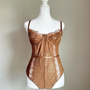 Stunning lace body suit with adjustable straps. Brand Iris

S: fits true to size